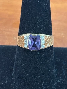 Anello con pietra viola in oro giallo 10 carati 3,31 g misura:8,75 (QUC025423) - Foto 1 di 4
