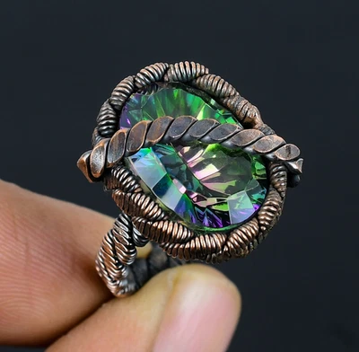 Maravilloso anillo de joyería envuelto en alambre de cobre con piedras preciosas hechas a mano de topacio místico Foto 1 de 4