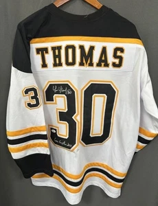 Camiseta deportiva firmada por Tim Thomas "2011 Conn Smythe" Boston Bruins AUTO CERTIFICADO DE AUTENTICIDAD JSA talla XL - Imagen 1 de 7