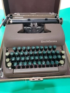 Macchina da scrivere manuale portatile Smith Corona Sterling (5A) anni '50 con custodia - Foto 1 di 7