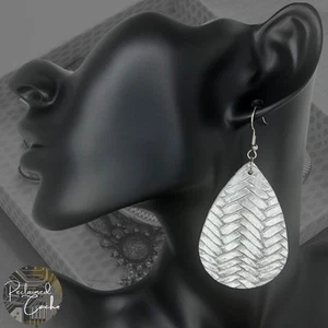 Pendientes de gancho francés en forma de lágrima de cuero sintético tejido en relieve plateado para mujer - Imagen 1 de 3