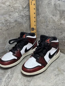 Air Jordan 1 Mid GS Gr. 6,5Y SE Black/Infrared White-Sail Wear Away FB0568-006 - Bild 1 von 9