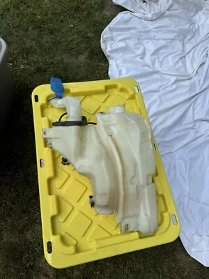 Резервуар жидкости для стиральной машины 2009 Audi S8  - Изображение 1 из 4