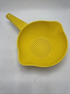 Tupperware #1200-1 Small Yellow 1 Quart Strainer Colander With Handle Spouts Vtg - Picture 1 of 16