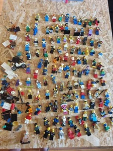 Lego 120 Minifiguren mit Zubehör - Bild 1 von 7