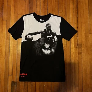 Nike Dri Fit Lebron James Löwe T-Shirt Herren Small The Nike Tee Schwarz Weiß - Bild 1 von 4