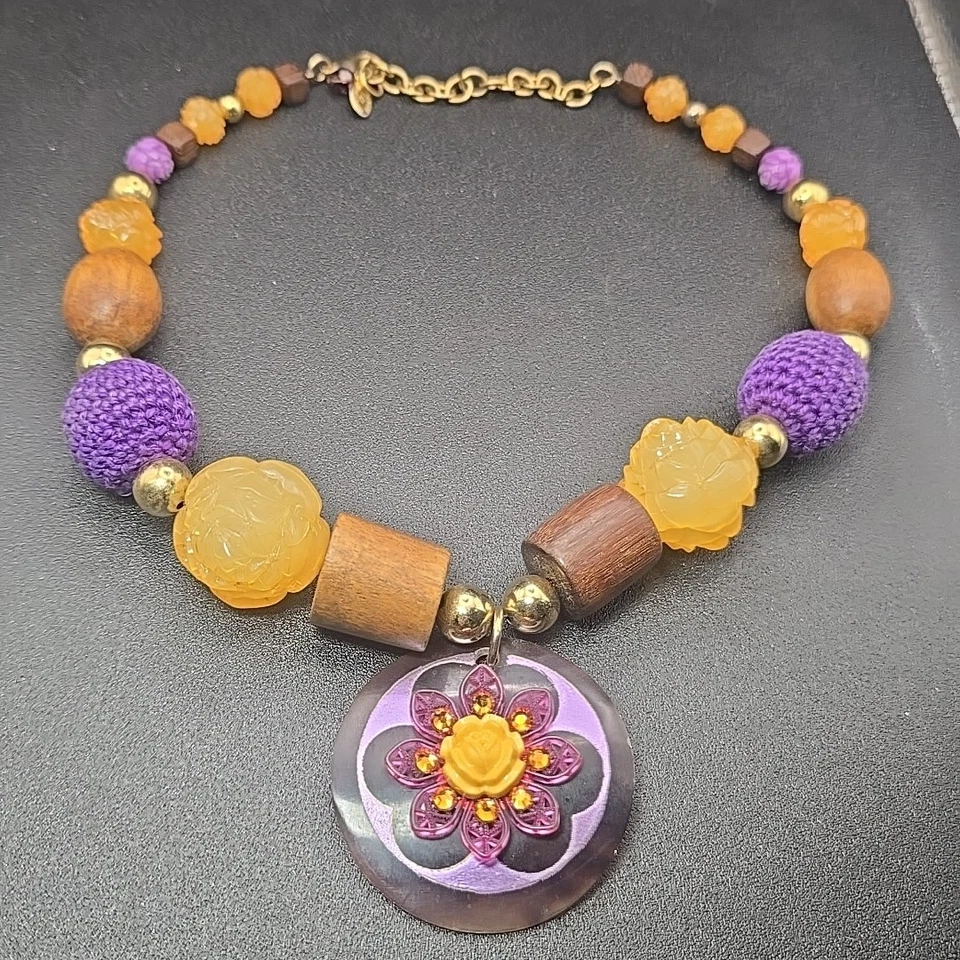 Colar de contas Tarina Tarantino Lucite madeira roxa flor tom dourado etiqueta 16"-19" - Imagem 1 de 4