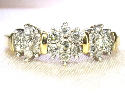 Anillo fino con racimo de tres piedras banda de diamantes de 1/2 tcw de oro amarillo de 10 k talla 7 Foto 1 de 4