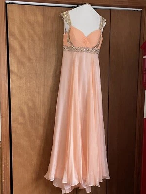 Hermoso vestido de graduación 'Dave & Johnny' elaborado con lentejuelas color melocotón Foto 1 de 4