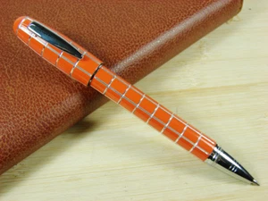 Bolígrafo de bolas con rodillo de resina Fuliwen, bolígrafo de bolsillo grabado línea naranja y plateada - Imagen 1 de 3