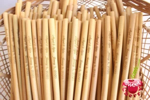 100 pajitas de bambú personalizadas, paja reutilizable, pajitas de boda, favores de boda - Imagen 1 de 11