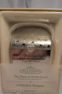 VTG 04' Hallmark Keepsake Ornament The Love between a grandmother and grandchild - Picture 1 of 4