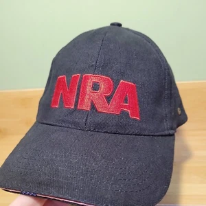 CAPPELLO NERO REGOLABILE NRA STAND AND FIGHT TAGLIA ADULTO OTTONE Ricamo Rosso - Foto 1 di 6