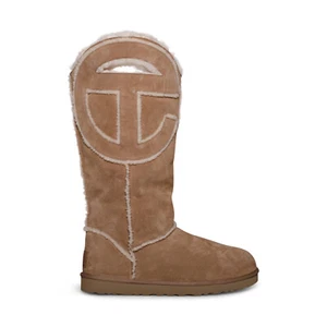 BOTAS UGG X TELFAR LOGO ALTAS GAMUZA CASTAÑO TODO GÉNERO TALLA US M12/W13 NUEVAS - Imagen 1 de 5