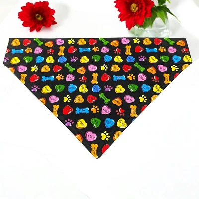 Bandana para perro del día de San Valentín sobre el cuello Bandana para corazones de caramelo diapositiva Foto 1 de 4