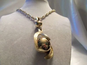 Vintage LARGE Textured Goldtone CLAW w/ MOVING BALL Pendant Necklace 14N697 - Picture 1 of 2