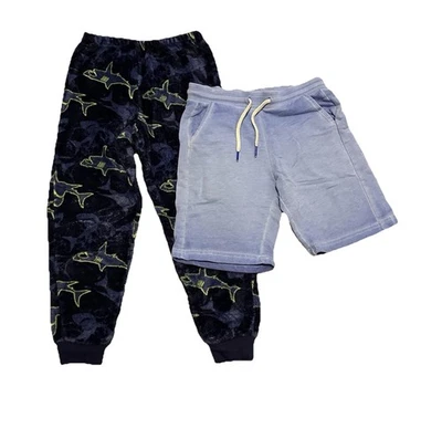 Pantalones cortos y joggers con estampado de tiburón azul marino y claro para niños Foto 1 de 4