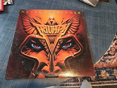Triumph ‎Never Surrender AFL1-4382 Vinyl LP 1983 RCA OIS EX Foto 1 de 4