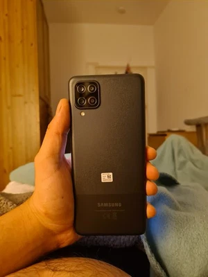 Samsung Galaxy A12 64GB Dual-SIM Smartphone Schwarz - Bild 1 von 2