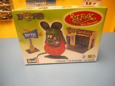 REVELL  ED BIG DADDY ROTH  RAT FINK WITH DIORAMA   "NEW"