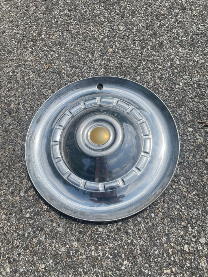 Una cubierta de rueda tapacubos original de fábrica 1952 1953 Chrysler Saratoga Windsor Foto 1 de 4