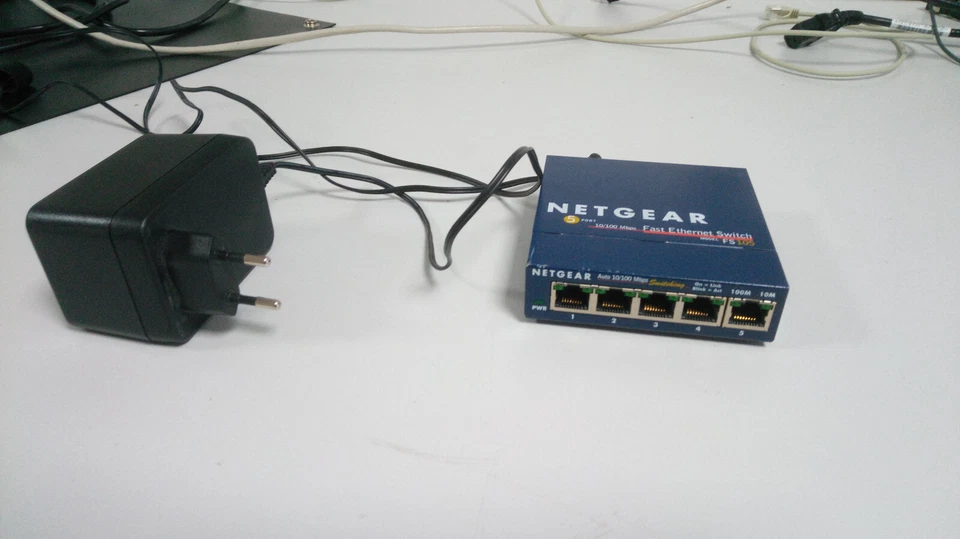 NETGEAR FS105 v2 ProSafe 5-Port 10/100 Mbps Fast Ethernet Switch ohne Netzteil - Bild 1 von 1