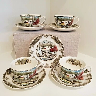 JUEGO DE 4 TAZAS Y PLATILLOS JOHNSON BROS INGLATERRA EL PUEBLO AMISTOSO "LA CASA DE HIELO" Foto 1 de 4