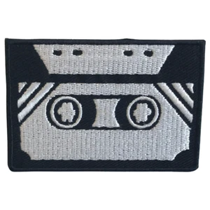 Cassette antiguo blanco y negro años 80 música años 90 hierro costura parche bordado - Imagen 1 de 2