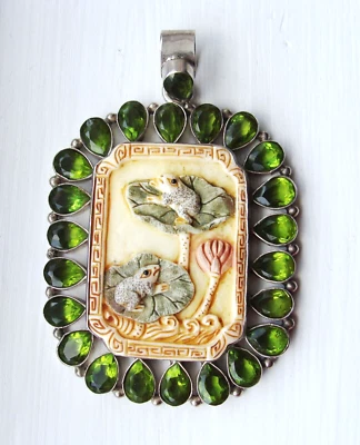 Colgante rana peridoto simulada resina tallada 3,25" de metal de ley y plata 39,2 g Foto 1 de 4