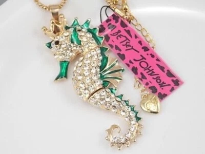 Betsey Johnson 可爱镶嵌水晶海马吊坠项链带天鹅绒包 — 第 1/2 张图片