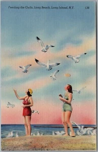 Girls Feeding The Gulls Long Beach Long Island New York Postcard U204 - Imagen 1 de 2