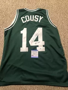 MAGLIA BOSTON CELTICS- BOB COUSY AUTOGRAFA FIRMATA PSA COA RARA ISCRIZIONE HOF - Foto 1 di 8