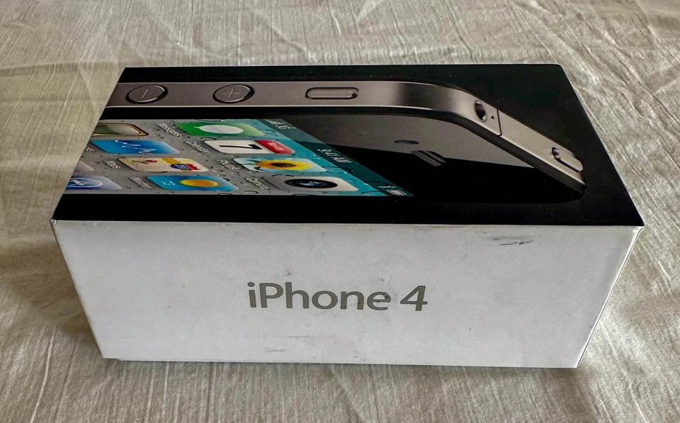 Apple iPhone 4 - 16 GB - White (AT&T) - Image 1 of 2