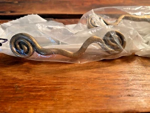 3 SCHRANKGRIFFE ART DECO, SKURRILER STIL 3,5 ZOLL, 3 ZOLL MITTIG NEU IM KARTON... - Bild 1 von 7