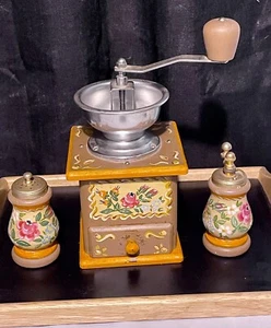 Molinillo de café manual floral de madera antiguo FUNCIONA cajón bandeja a juego S & P - Imagen 1 de 18