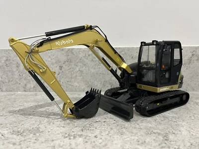 Universal Hobbies - Kubota Excavator KX 080-4 (Gold) - 1:24 Scale - UH8115 - New - Image 1 of 4