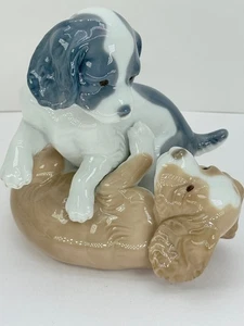 Figura Nao LLADRO Traviesos cachorros jugando #586 Porcelana España Retirado - Imagen 1 de 8