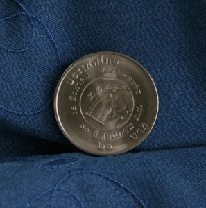 King Bhumibol Adulyadej Rama IX & Rama VIII 1997 Thailand 20 Baht Coin Peace Day - Picture 1 of 2