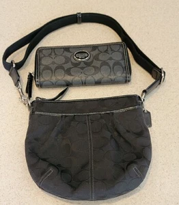 Borsa a tracolla Coach nera jacquard con tracolla regolabile + portafoglio Coach - Foto 1 di 17