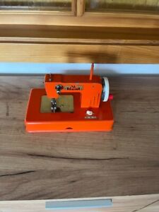 Kindernähmaschine Regina orange mit Batterie elektrischer Antrieb funktioniert