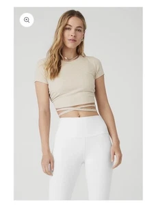 ALO YOGA Ribbed Manifest Short Sleeve Tie Around - Oatmeal Heather Größe Medium - Bild 1 von 8