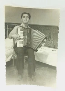 Instrumento musical de acordeón tocando foto vintage de hombre - Imagen 1 de 4