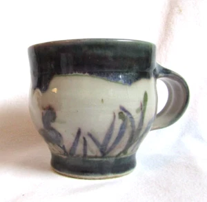 VINTAGE STUDIO ART POTTERY LARGE BLUE AND GRAY MUG CUP BIRD ARTIST SIGNED - Picture 1 of 5
