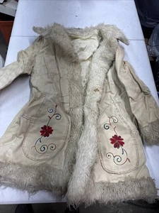 Abrigo penique de lona y piel sintética años 60/70 con bordado floral hippie  - Imagen 1 de 10