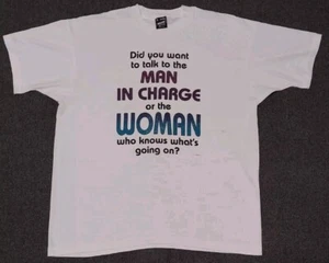 Vintage 90s Man in Charge or Woman Who Knows Joke Parody T-Shirt Mens Size XL - Bild 1 von 5