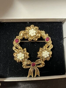 Avon Vintage 1994 Holiday Christmas Wreath with White Pearl Flowers Red Gold Pin - Imagen 1 de 4