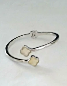 BR7020 UNIQUE SILVER TONE METAL WHITE GEMSTONE SPRING HINGED CUFF BRACELET - Imagen 1 de 1