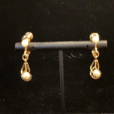 Винтажные серьги-клипсы с имитацией жемчуга золотистые бижутерия Napier - Изображение 1 из 4