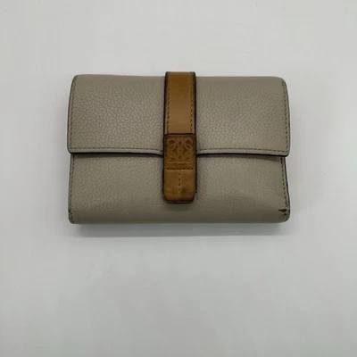 Бумажник компактный вертикальный Loewe желтовато-коричневый из зернистой телячьей кожи - Изображение 1 из 4