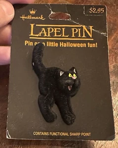 Prendedor de solapa de Halloween con sello vintage de gato negro en tarjeta - Imagen 1 de 2